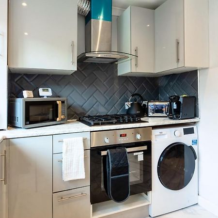 Amazing 3 Bedroom, 2 Bathroom, Ground Floor Flat With Garden, Near Train Station And Bus Stop London Luaran gambar