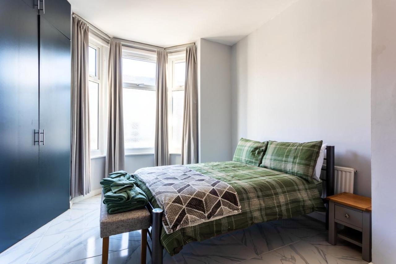 Amazing 3 Bedroom, 2 Bathroom, Ground Floor Flat With Garden, Near Train Station And Bus Stop London Luaran gambar