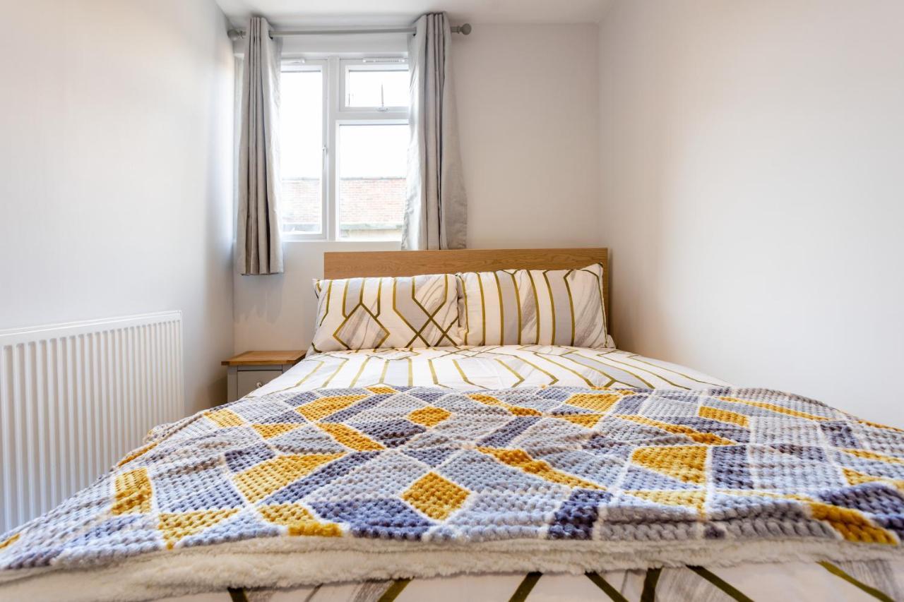 Amazing 3 Bedroom, 2 Bathroom, Ground Floor Flat With Garden, Near Train Station And Bus Stop London Luaran gambar