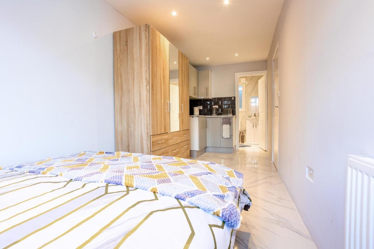 Amazing 3 Bedroom, 2 Bathroom, Ground Floor Flat With Garden, Near Train Station And Bus Stop London Luaran gambar