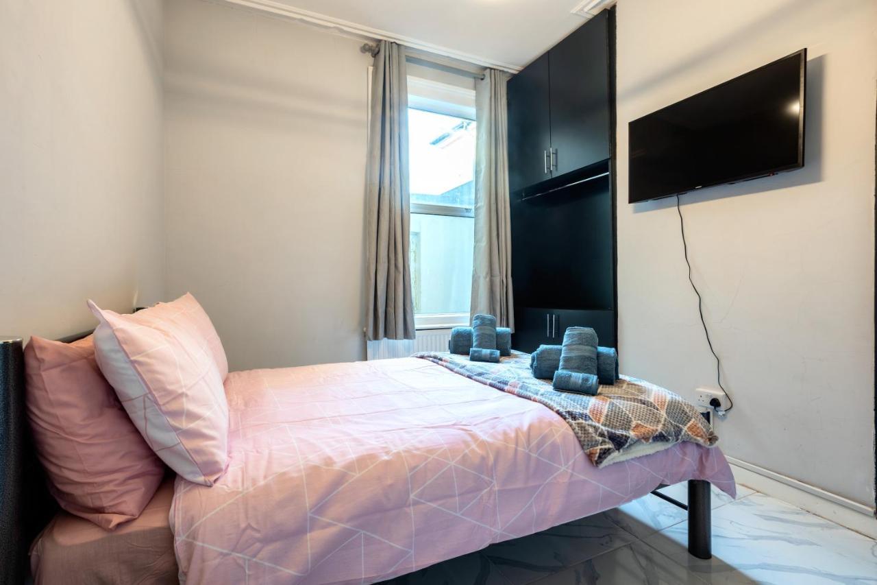 Amazing 3 Bedroom, 2 Bathroom, Ground Floor Flat With Garden, Near Train Station And Bus Stop London Luaran gambar