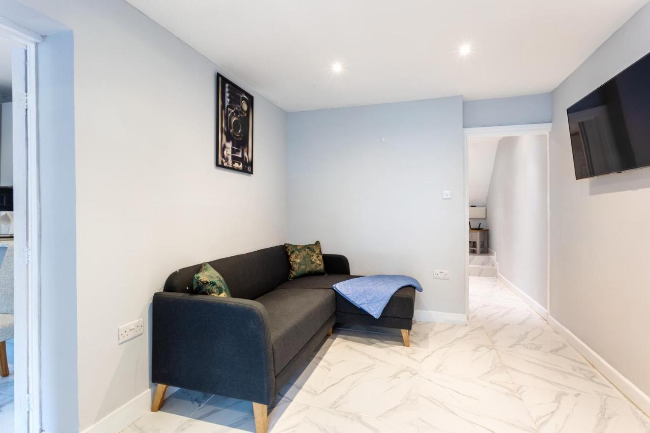 Amazing 3 Bedroom, 2 Bathroom, Ground Floor Flat With Garden, Near Train Station And Bus Stop London Luaran gambar