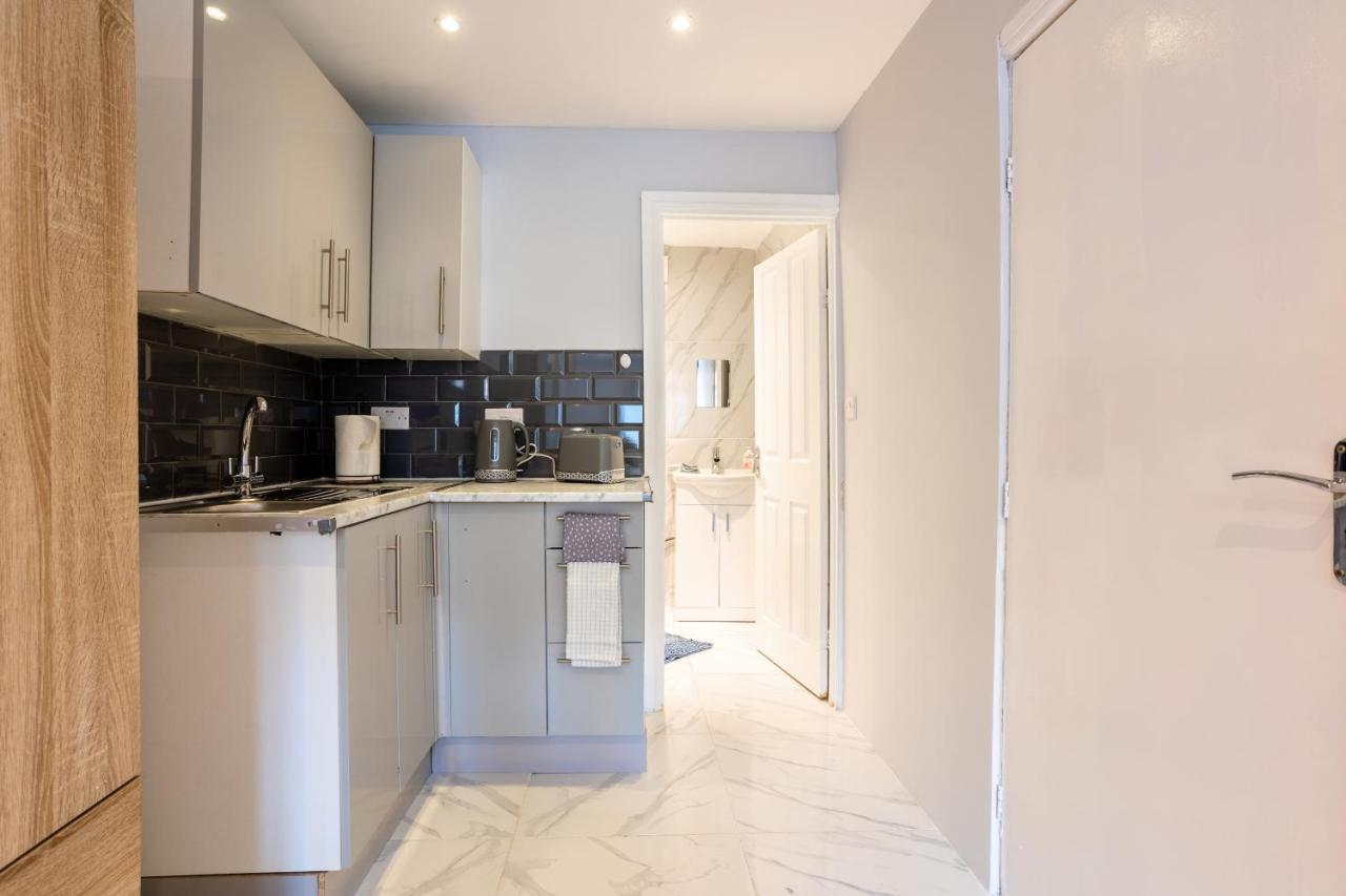 Amazing 3 Bedroom, 2 Bathroom, Ground Floor Flat With Garden, Near Train Station And Bus Stop London Luaran gambar