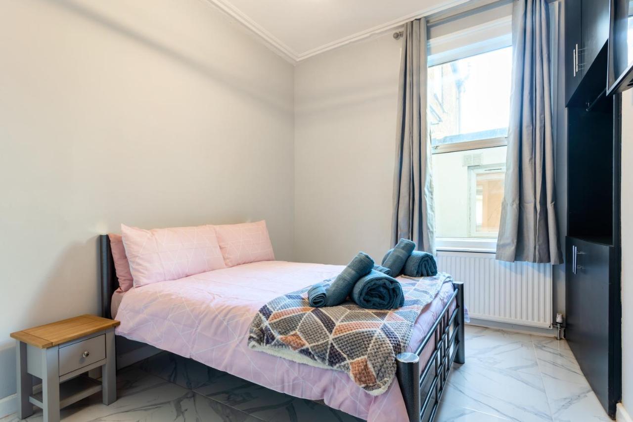 Amazing 3 Bedroom, 2 Bathroom, Ground Floor Flat With Garden, Near Train Station And Bus Stop London Luaran gambar